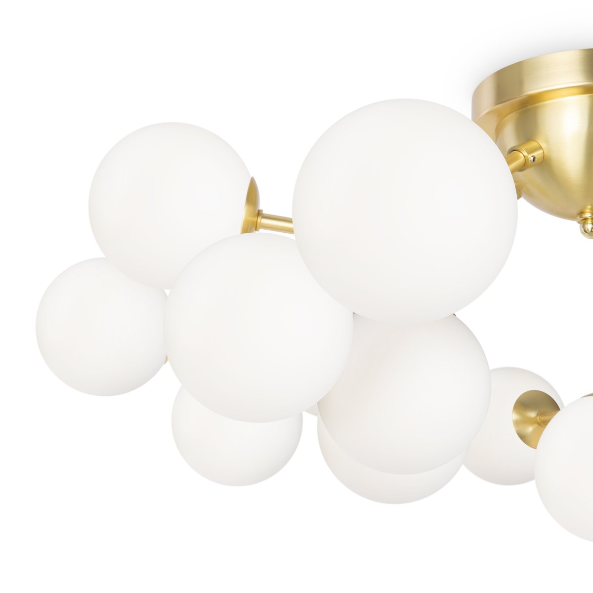 Dallas 20 Or plafonnier De Maytoni - Son cadre métallique sophistiqué, associé à ses sphères en verre opale blanc, en fait un véritable accroche-regard, idéal pour les grands espaces comme les salons ou les salles à manger.