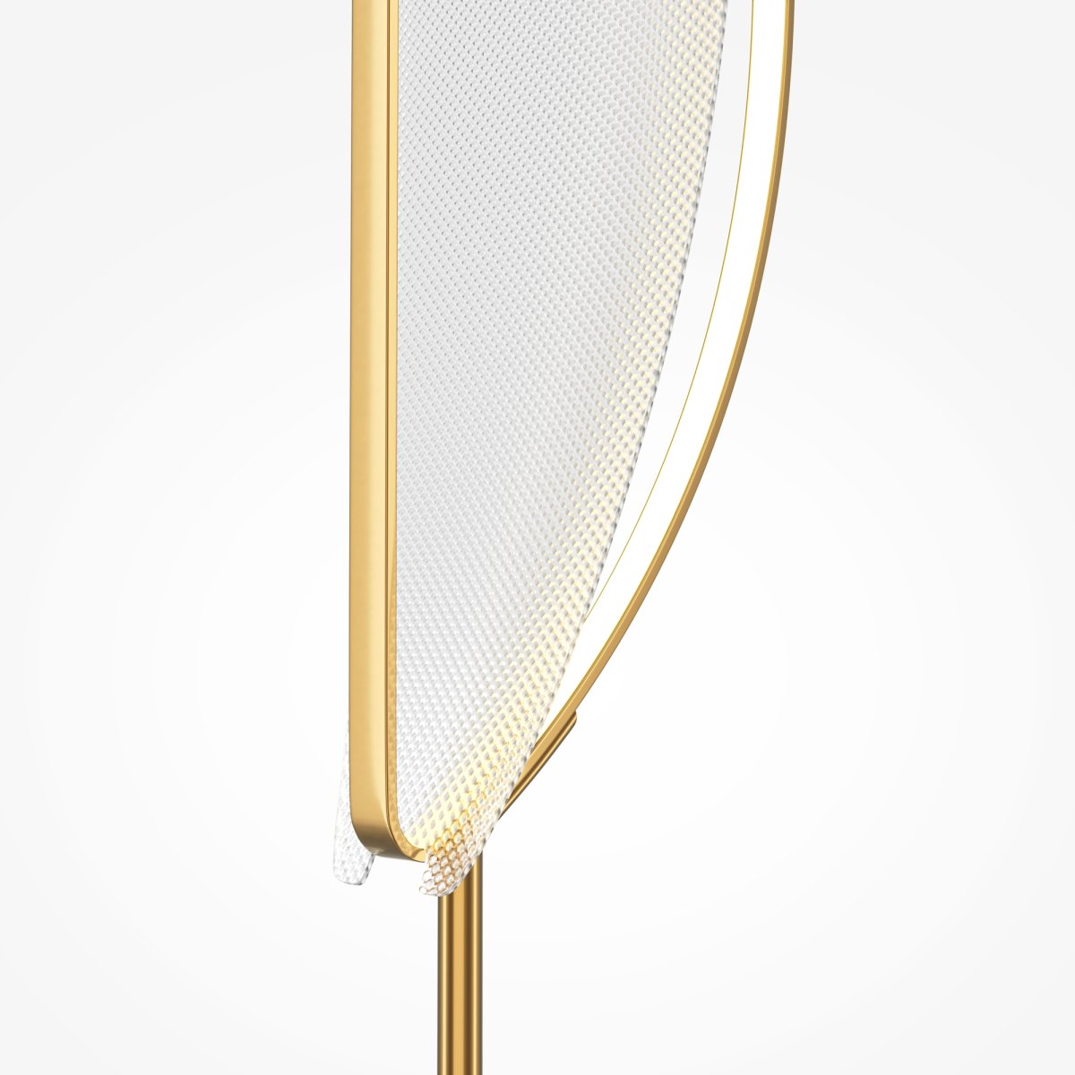 Breeze Laiton lampadaire De Maytoni - L'abat-jour fin et ovale associé à un support doré et à une base en marbre foncé crée un équilibre harmonieux entre luxe et minimalisme.