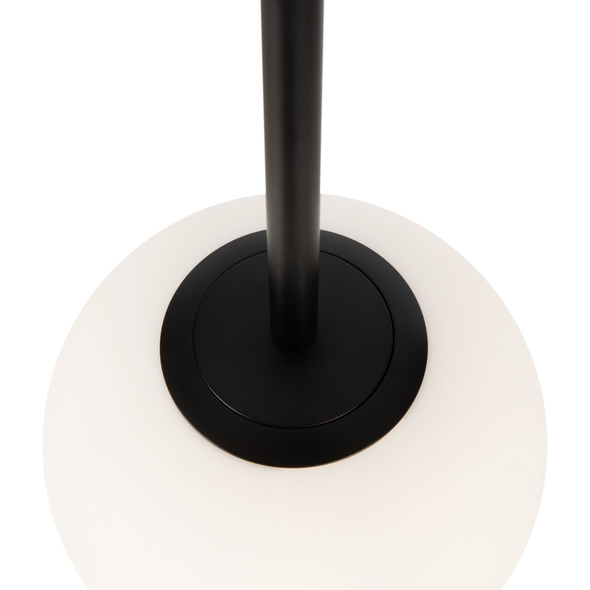Basic form Ø15 Noir suspension De Maytoni - Avec son globe en verre opale doux et son boîtier métallique fin en finition noire, la lampe offre une lumière belle et agréable qui s'intègre parfaitement dans les styles d'intérieur modernes et classiques.