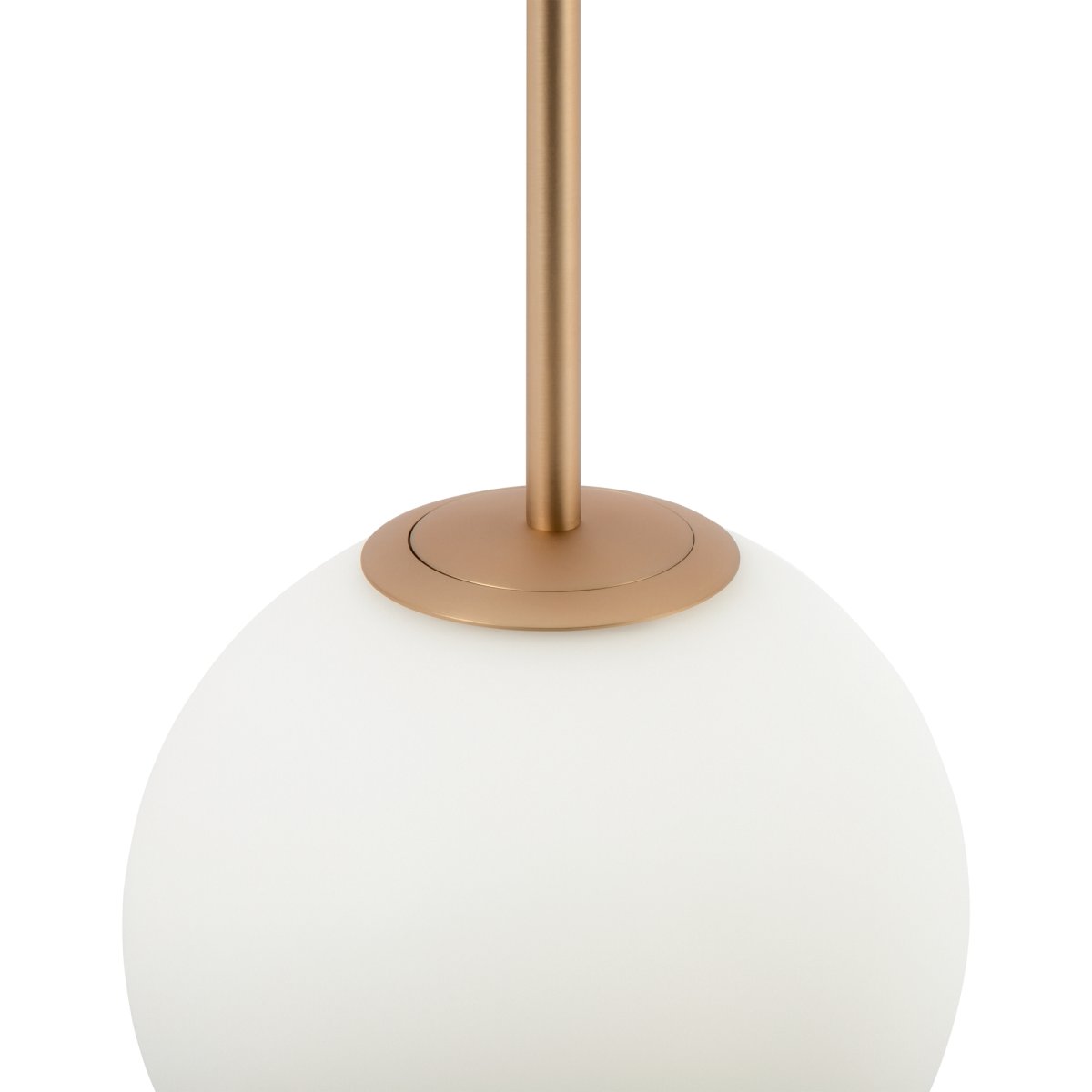 Basic form Ø20 Or suspension De Maytoni - Avec son globe en verre opale doux et son boîtier métallique fin d'aspect doré, la lampe offre une lumière belle et agréable qui s'intègre parfaitement dans les styles d'intérieur modernes et classiques.