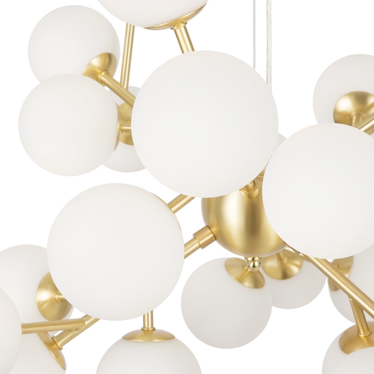 Dallas Ø65 Or suspension De Maytoni - Son cadre m&eacute;tallique sophistiqu&eacute;, associ&eacute; &agrave; ses sph&egrave;res en verre opale blanc, en fait un v&eacute;ritable accroche-regard, id&eacute;al pour les grands espaces comme les salons ou les salles &agrave; manger.