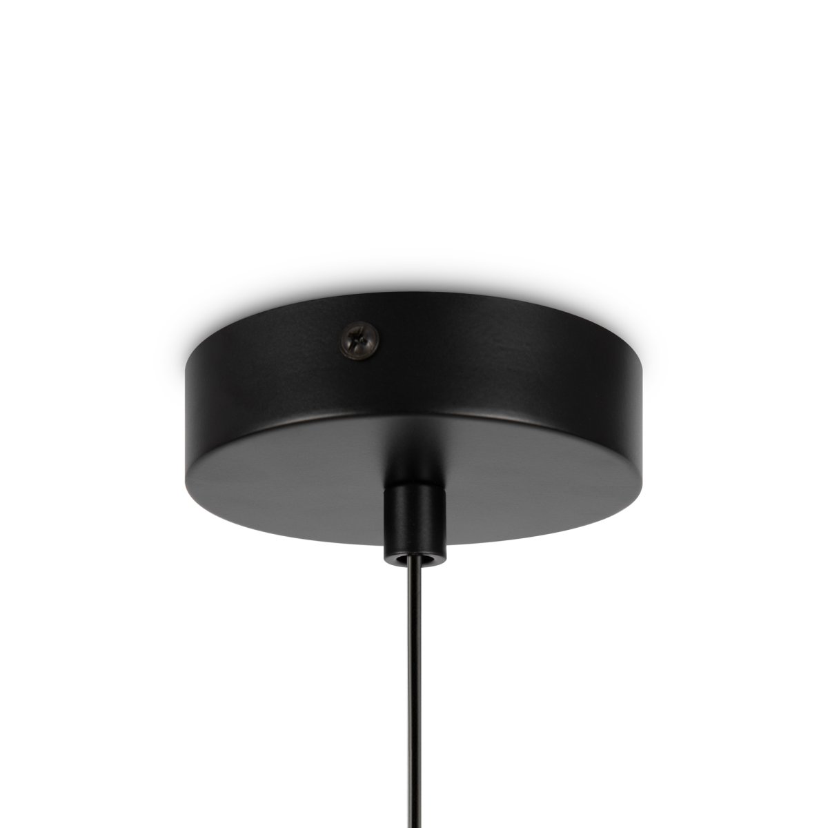 Basic form Ø15 Noir suspension De Maytoni - Avec son globe en verre opale doux et son boîtier métallique fin en finition noire, la lampe offre une lumière belle et agréable qui s'intègre parfaitement dans les styles d'intérieur modernes et classiques.