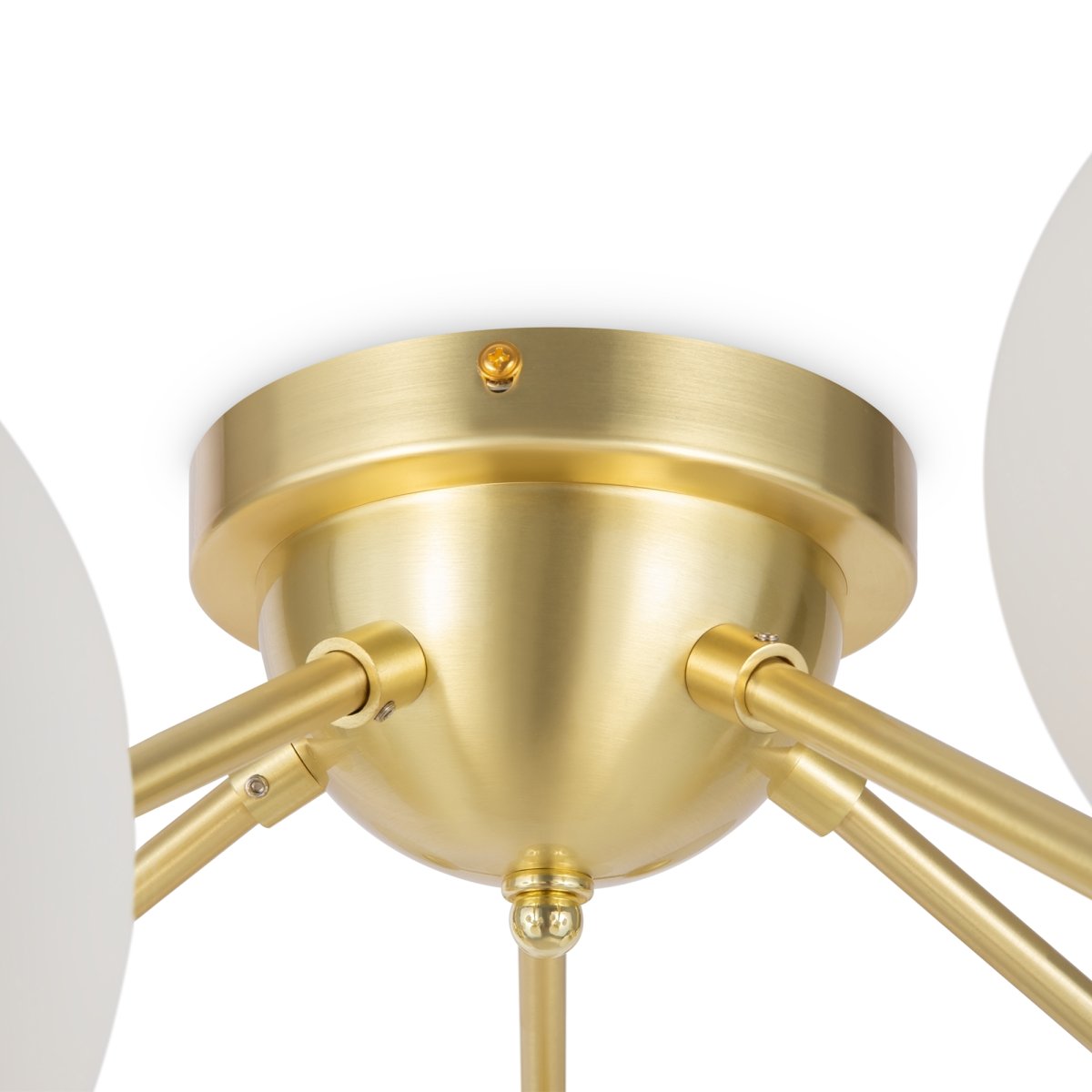 Dallas 20 Or plafonnier De Maytoni - Son cadre métallique sophistiqué, associé à ses sphères en verre opale blanc, en fait un véritable accroche-regard, idéal pour les grands espaces comme les salons ou les salles à manger.