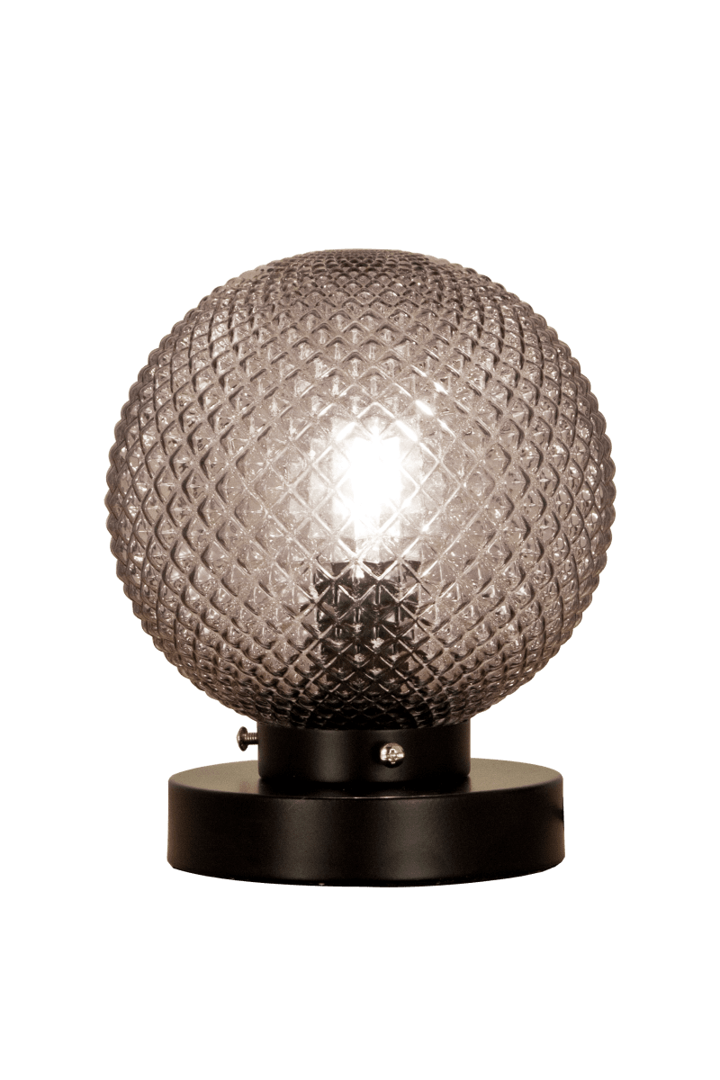 Flory 20cm Couleur fumée lampe de table De Aneta Lighting - Le verre d&eacute;coratif entoure la source lumineuse et cr&eacute;e une r&eacute;partition lumineuse chaleureuse et harmonieuse dans la pi&egrave;ce.