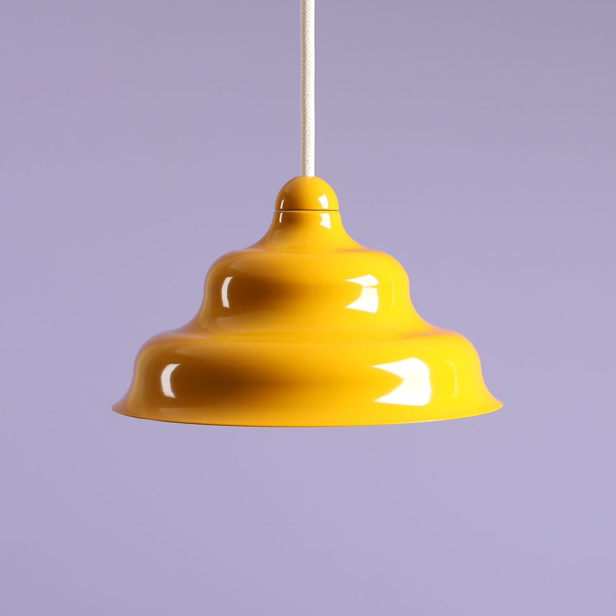 Wave Ø17 Jaune suspension De Artera - Wave est une suspension moderne au design rétro, ce qui en fait une lumière polyvalente qui s'intègre dans n'importe quelle maison.