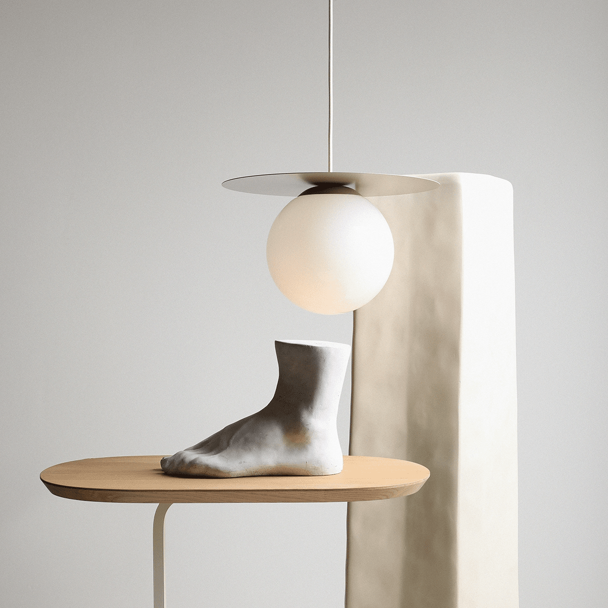 Loop Ø34 Beige suspension De Artera - Le dôme rond en verre opale a un diamètre de 20 cm et assure une belle répartition de la lumière dans la pièce.
