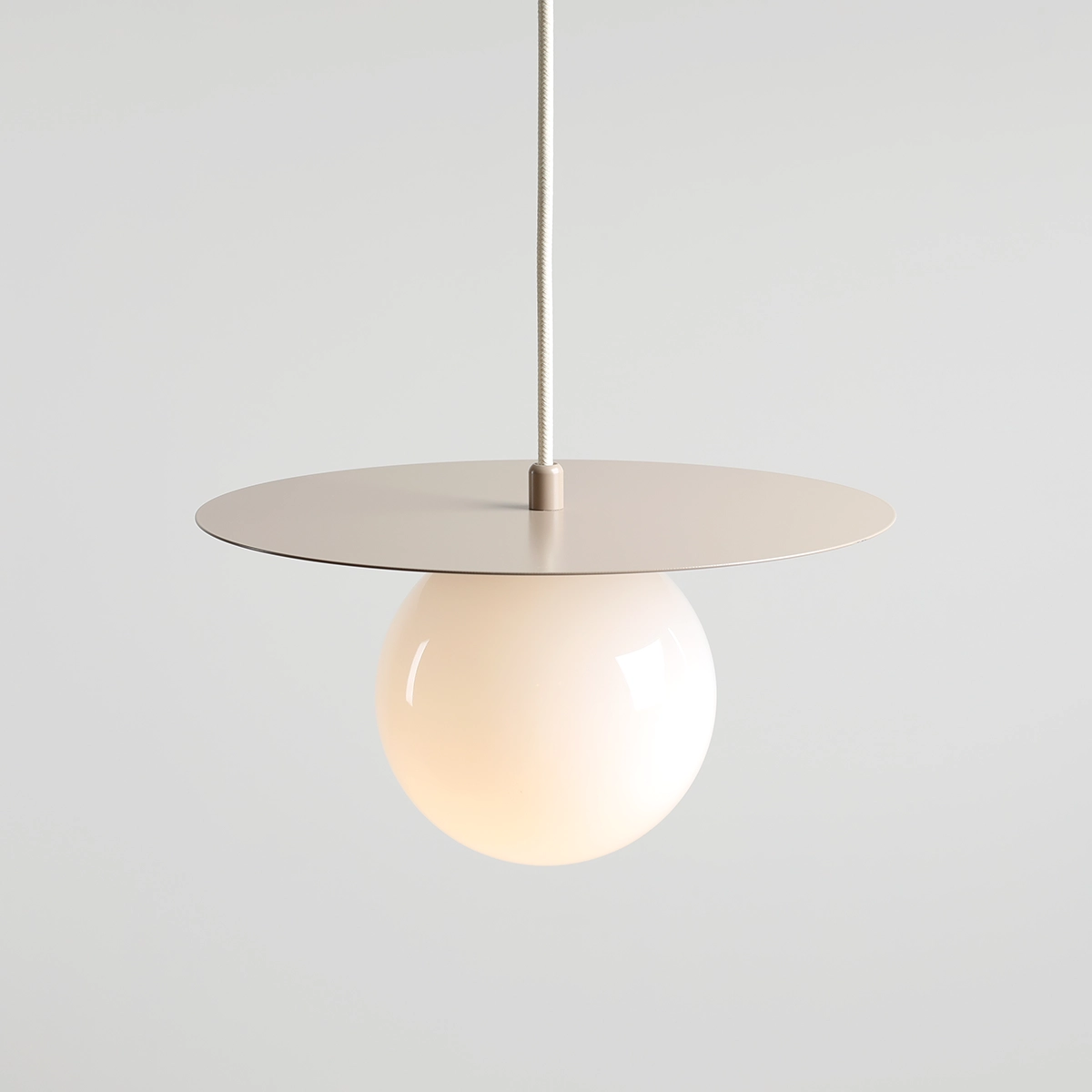 Loop Ø28 Beige suspension De Artera - Le dôme rond en verre opale a un diamètre de 14 cm et assure une belle répartition de la lumière dans la pièce.
