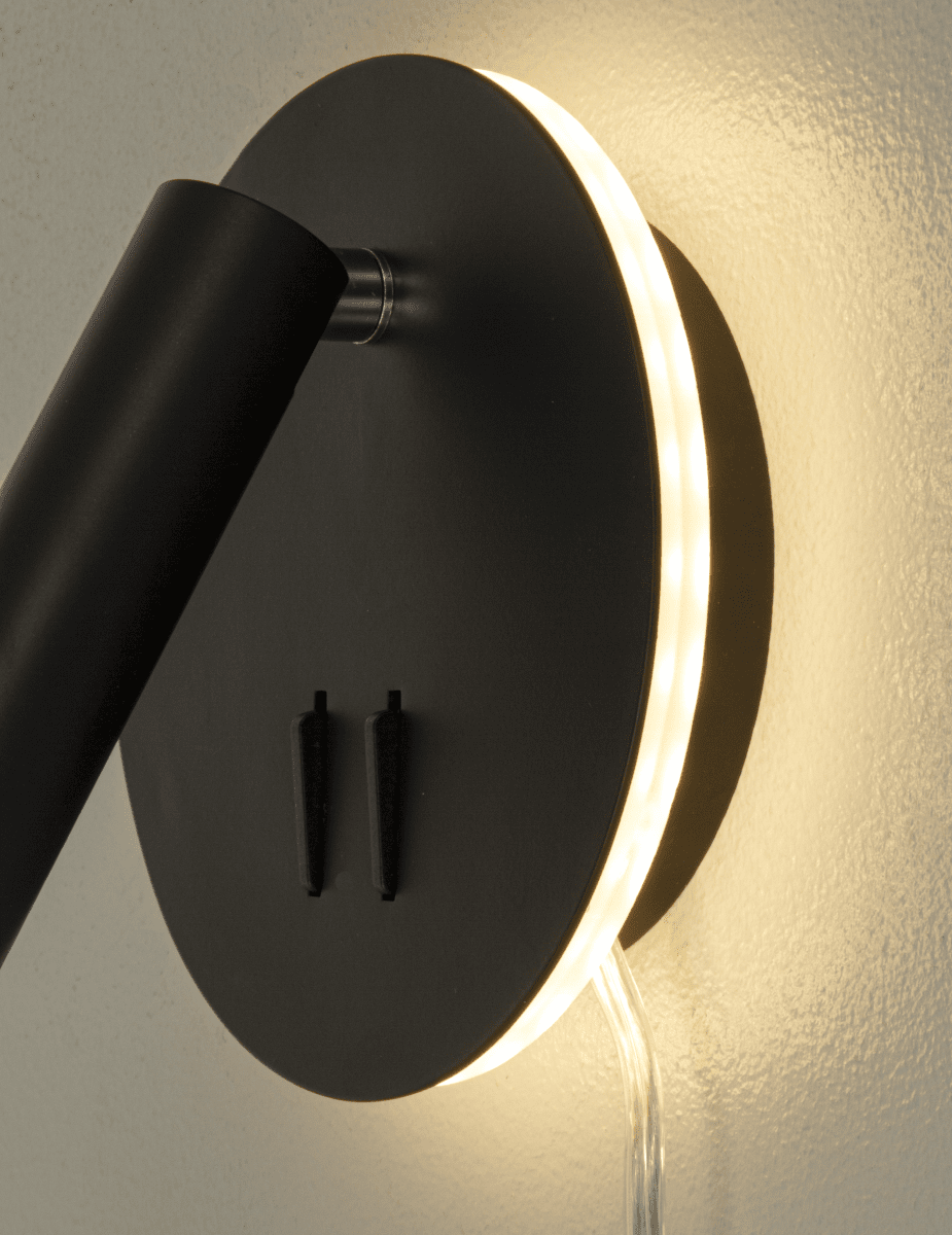 Ace Noir lampe de lecture De Aneta Lighting - La lampe dispose d'une lampe de lecture avec une t&ecirc;te r&eacute;glable ainsi que d'un &eacute;clairage indirect qui illumine le mur autour de la lampe.