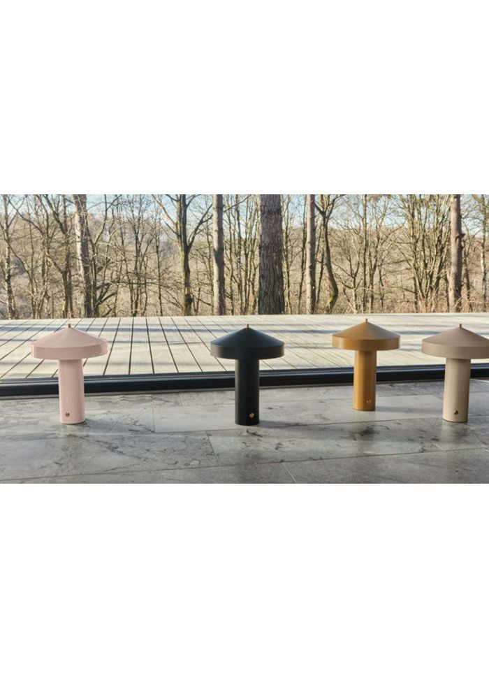 Hatto 40cm Rose lampe de table De OYOY - Elle fait partie de la célèbre série Hatto et est disponible en plusieurs coloris modernes.