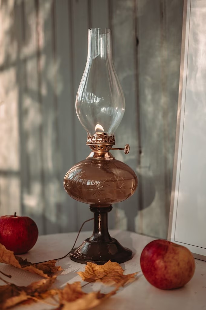 Esmeralda Brun De Strömshaga - Esmeralda est une magnifique lampe à pétrole qui allie charme rétro et élégance intemporelle.