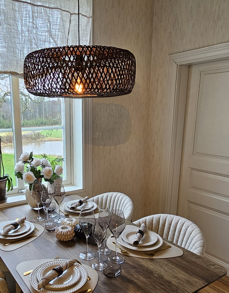 Savanna Ø57 Brun suspension De Aneta Lighting - L'abat-jour en rotin tressé offre une lumière chaleureuse et accueillante dans le salon ou au-dessus de la table de la cuisine.