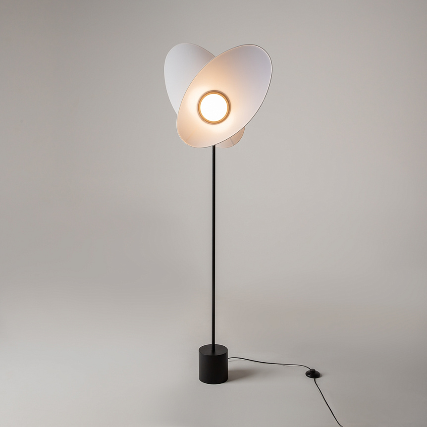 Evolution Blanc lampadaire De Maytoni - Evolution est un lampadaire LED moderne avec des abat-jour rotatifs qui vous permettent de contr&ocirc;ler &agrave; la fois la forme et la direction de la lumi&egrave;re.