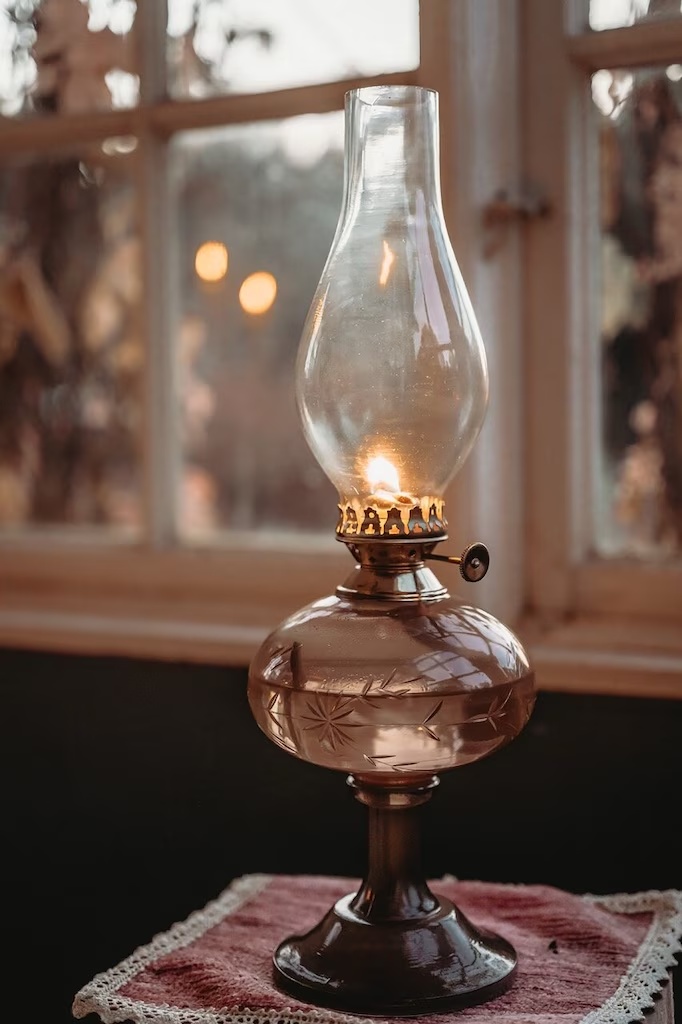 Esmeralda Brun De Strömshaga - Esmeralda est une magnifique lampe à pétrole qui allie charme rétro et élégance intemporelle.