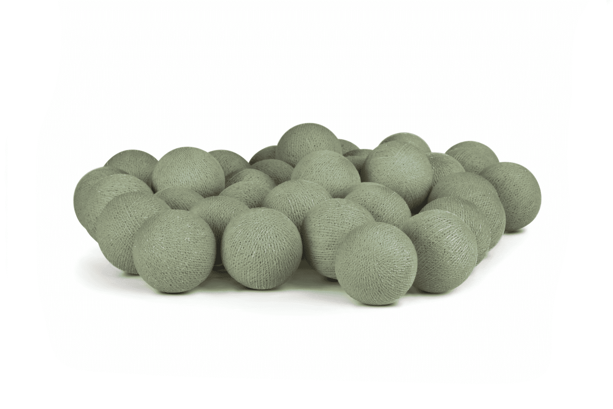 Irislights Salvia Green 35-lights Vert De Irislights - Les sph&egrave;res, fabriqu&eacute;es artisanalement &agrave; partir de fil fin teint &agrave; la main et de colle &eacute;cologique, sont uniques.
