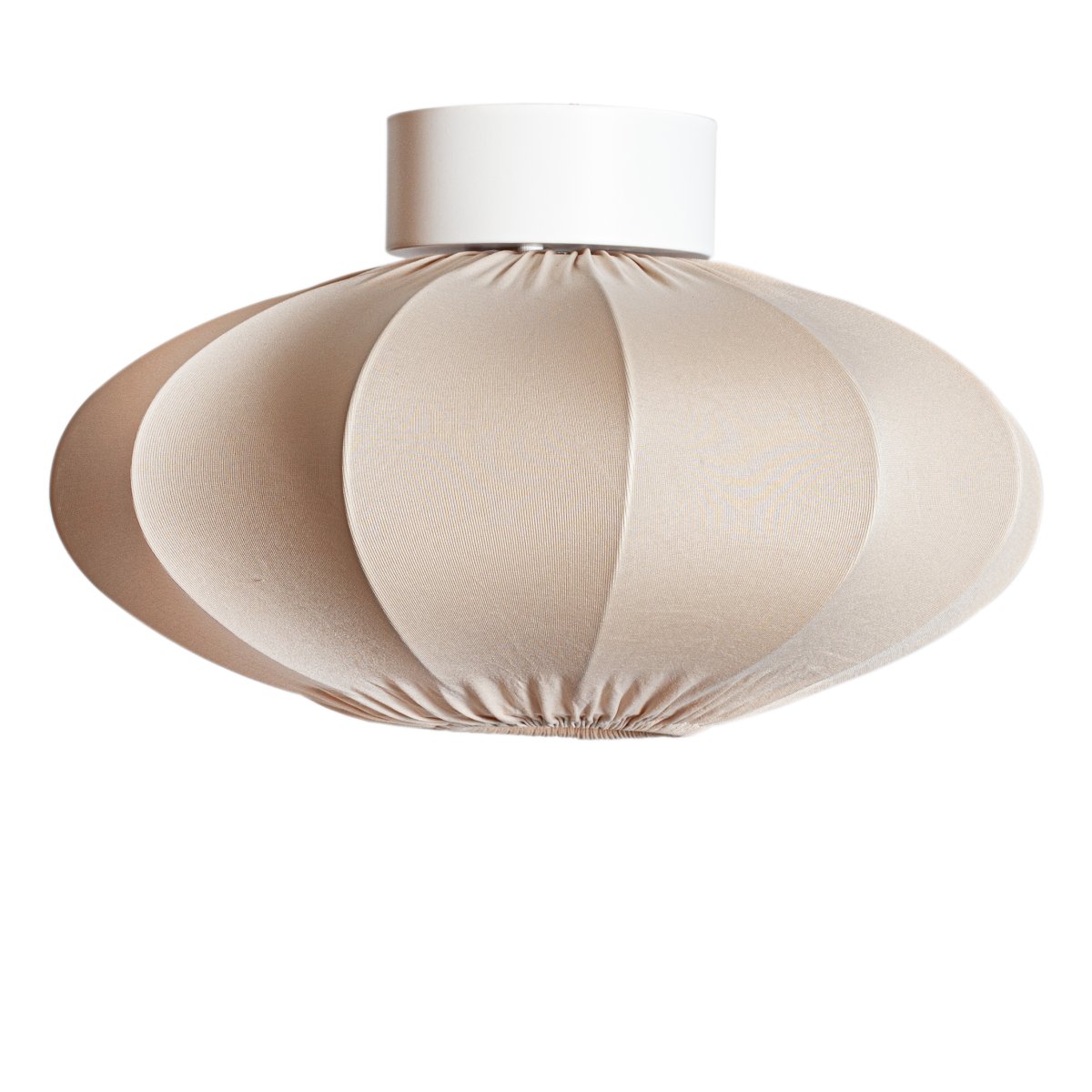 Selma Ø40 Beige plafonnier De By Rydéns - Selma est un plafonnier &eacute;l&eacute;gant en m&eacute;tal blanc et tissu beige, diffusant une lumi&egrave;re douce et agr&eacute;able.