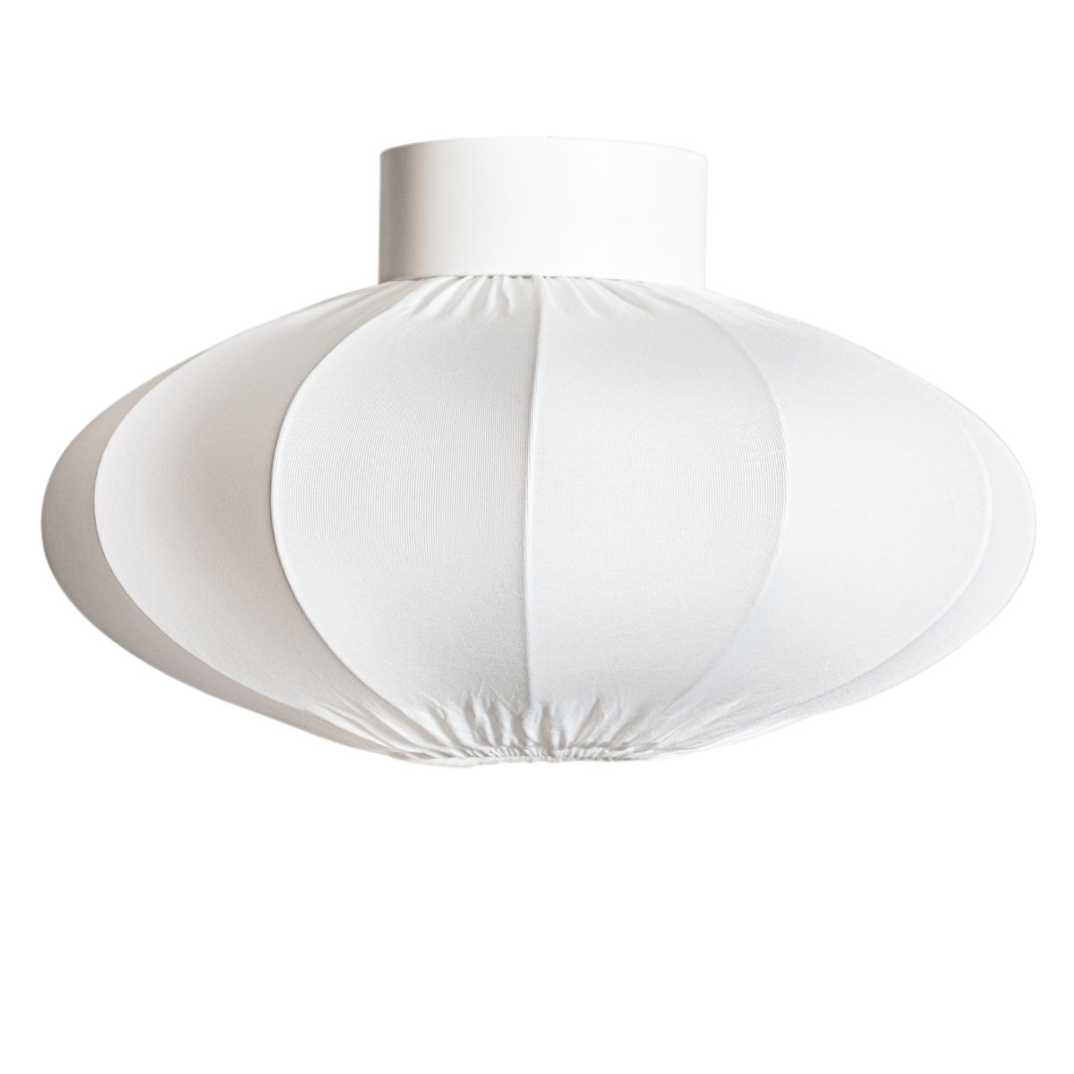 Selma Ø40 Blanc plafonnier De By Rydéns - Avec son design intemporel et sa couleur subtile, Selma s'int&egrave;gre harmonieusement &agrave; diff&eacute;rents styles d'int&eacute;rieur et constitue un excellent choix pour ceux qui appr&eacute;cient &agrave; la fois la fonctionnalit&eacute; et l'esth&eacute;tique.