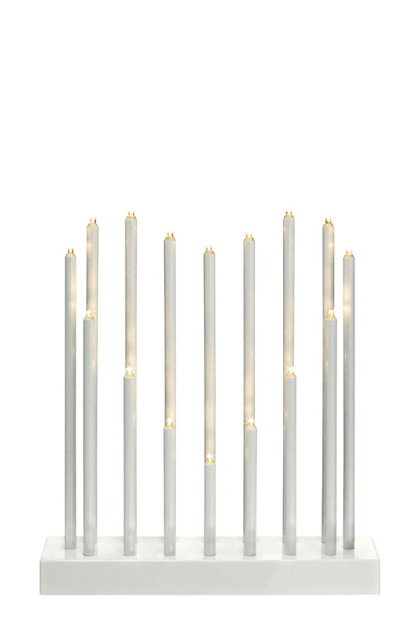 Romans Blanc De Markslöjd - Répandez chaleur et lumière dans votre maison avec cet élégant bougeoir de l'Avent en forme de cœur fonctionnant sur piles.