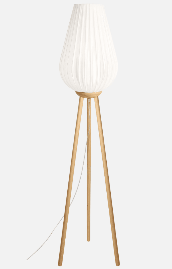 Swea Nature lampadaire De Globen Lighting - Lampadaire en fr&ecirc;ne huil&eacute; et tourn&eacute;.