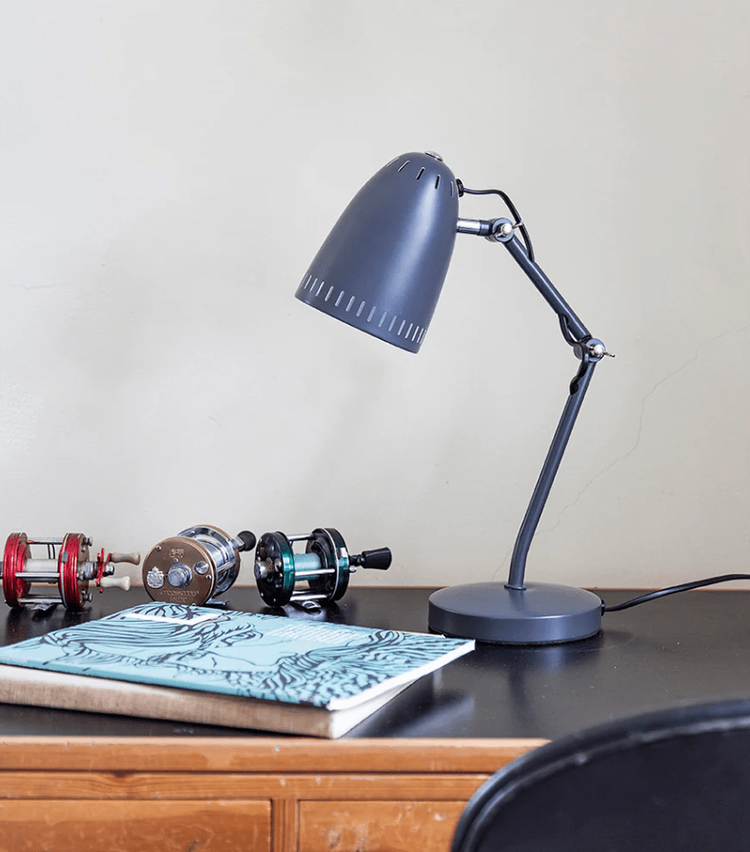 Dynamo 40cm Gris foncé lampe de bureau De Superliving - Le design minimaliste et la construction robuste de la lampe allient style et durabilité, ce qui en fait un détail idéal pour les environnements modernes et classiques.