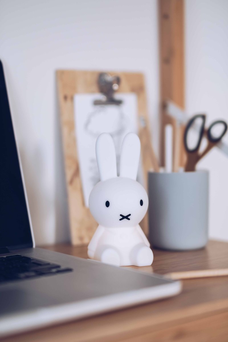 Bundle of Light - Miffy Mini Blanc lampe pour enfant De Mr Maria - Apportez un peu de lumi&egrave;re et de joie dans votre journ&eacute;e et votre maison avec cette charmante lampe Miffy.