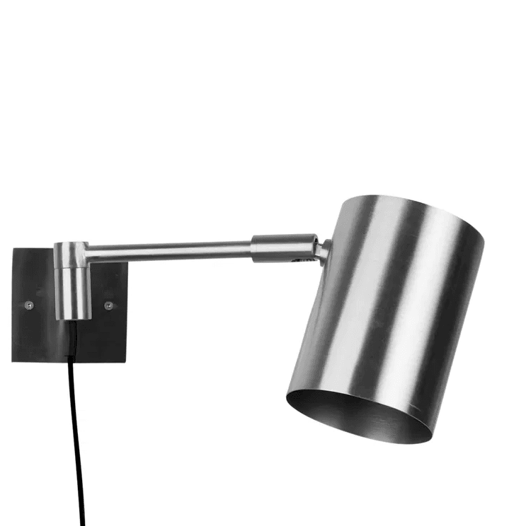 Hali Acier mat lampe de lecture De H. Skjalm P - L'applique murale Hali en acier mat est une lampe simple et élégante qui est parfaite pour le bureau, le couloir ou comme lampe de lecture dans la chambre ou à côté du canapé.