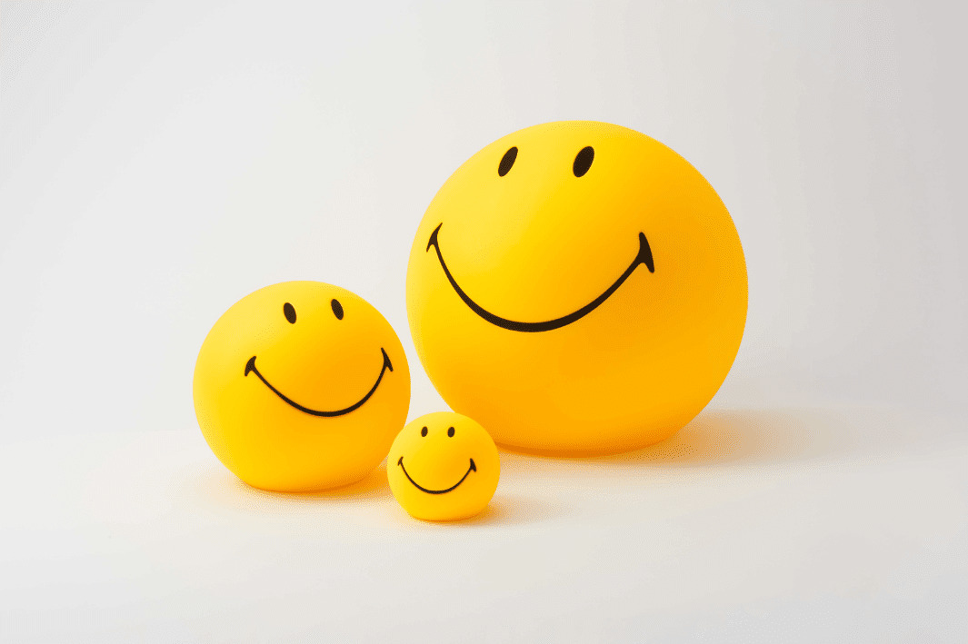 Bundle of Light - Smiley Mini Jaune lampe pour enfant De Mr Maria - Apportez un peu de lumière et de joie dans votre journée et votre maison avec cette charmante lampe souriante.