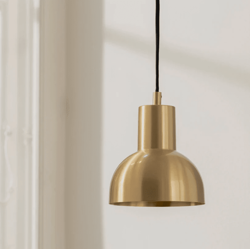 Mini Ø14 Laiton mat suspension De H. Skjalm P - Parfait pour accrocher au-dessus de la table de cuisine ou de salle à manger, individuellement ou en groupe pour créer un éclairage d'ambiance.