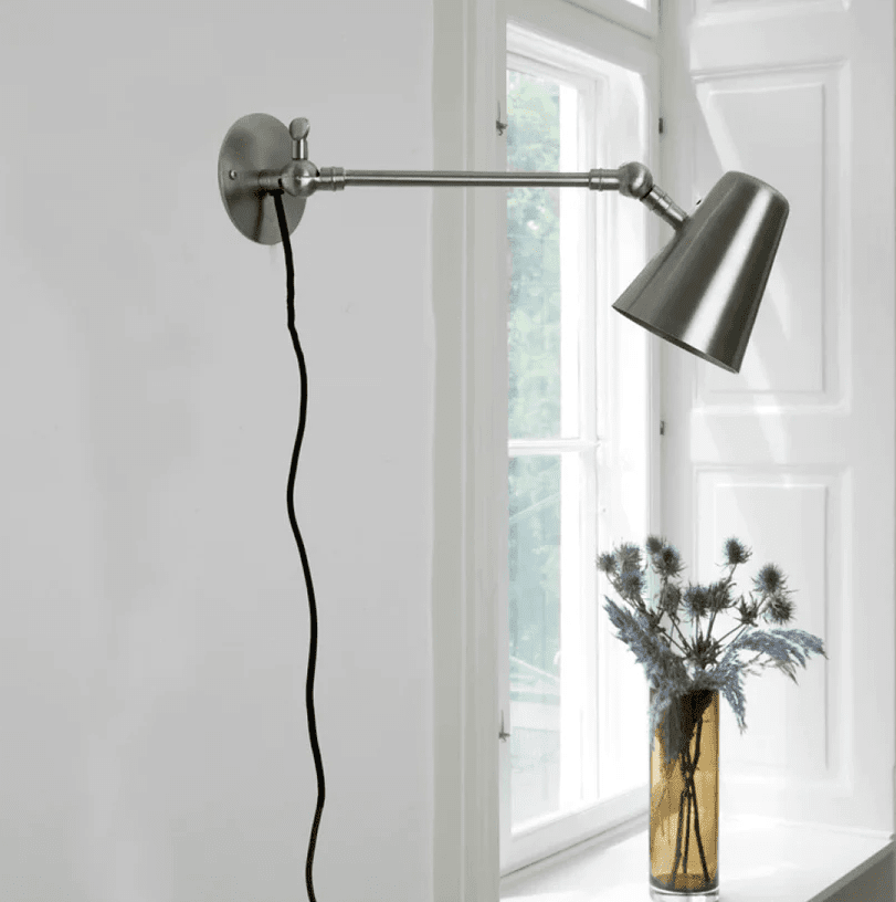 Vala Long 42cm Acier brossé applique murale De H. Skjalm P - Il s'int&egrave;gre parfaitement dans le couloir, le long du comptoir de la cuisine ou comme veilleuse &agrave; c&ocirc;t&eacute; du lit.