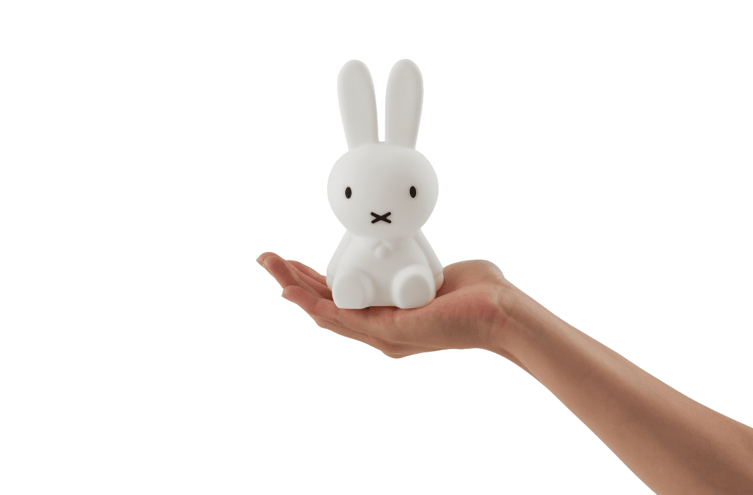 Bundle of Light - Miffy Mini Blanc lampe pour enfant De Mr Maria - Apportez un peu de lumi&egrave;re et de joie dans votre journ&eacute;e et votre maison avec cette charmante lampe Miffy.