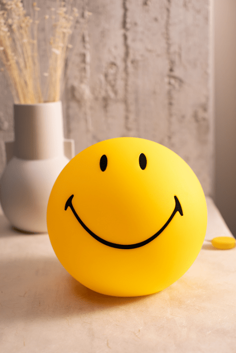 Smiley Star Light Jaune lampe pour enfant De Mr Maria - Smiley Star Light est une lampe de table charmante et emblématique qui ajoutera une atmosphère ludique à votre maison.