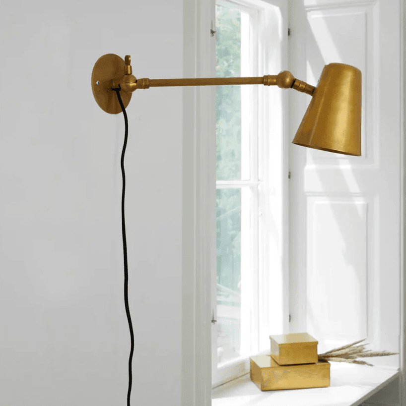 Vala Long 42cm Laiton brut applique murale De H. Skjalm P - Il s'int&egrave;gre parfaitement dans le couloir, le long du comptoir de la cuisine ou comme veilleuse &agrave; c&ocirc;t&eacute; du lit.