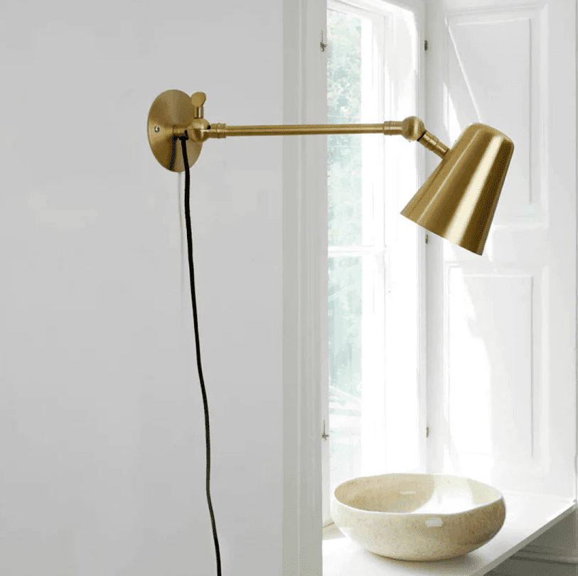 Vala Long 42cm Laiton mat applique murale De H. Skjalm P - Il s'int&egrave;gre parfaitement dans le couloir, le long du comptoir de la cuisine ou comme veilleuse &agrave; c&ocirc;t&eacute; du lit.