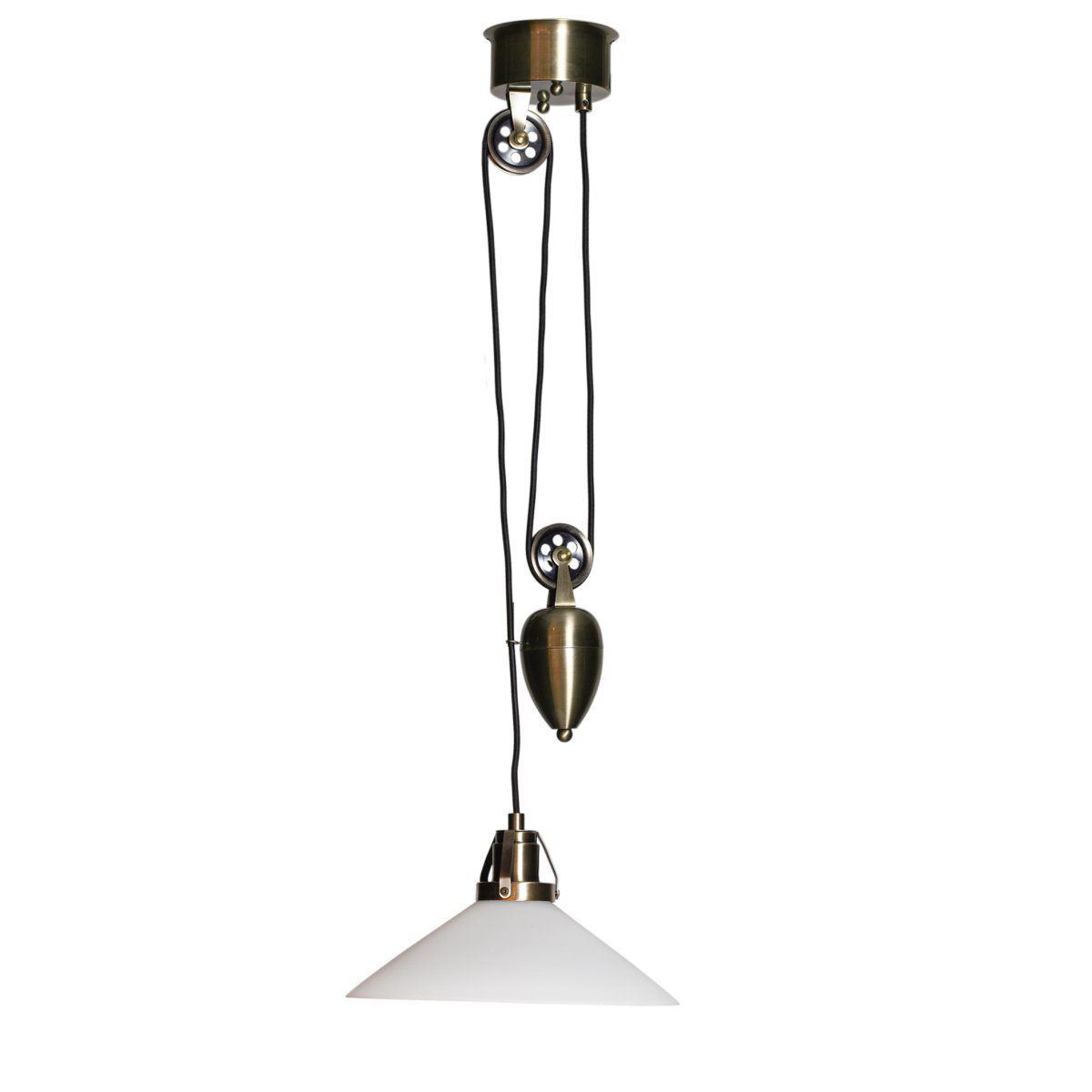 Lampe Style École Ø30 Laiton antique suspension De Cottex - Le plafonnier Shoemaker avec fonction relevable, en laiton antique et verre opale, s&eacute;duit par son design intemporel.