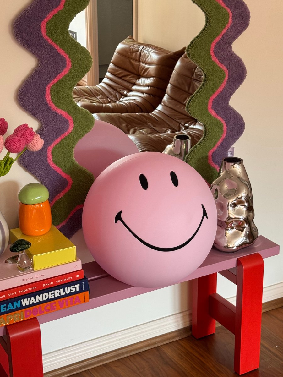 Smiley High Light Rose lampe pour enfant De Mr Maria - Smiley illumine la pi&egrave;ce d'une lumi&egrave;re chaleureuse et agr&eacute;able et vous sourit d&egrave;s votre arriv&eacute;e.