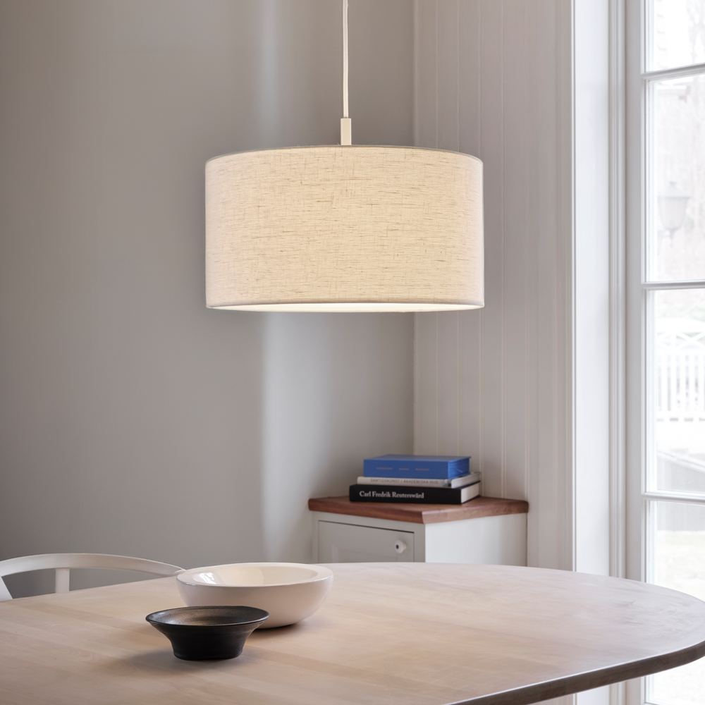 Soft Ø44 Blanc/sable suspension De Belid - La suspension Soft est une lampe élégante aux formes douces et arrondies qui diffuse une lumière chaleureuse et agréable.