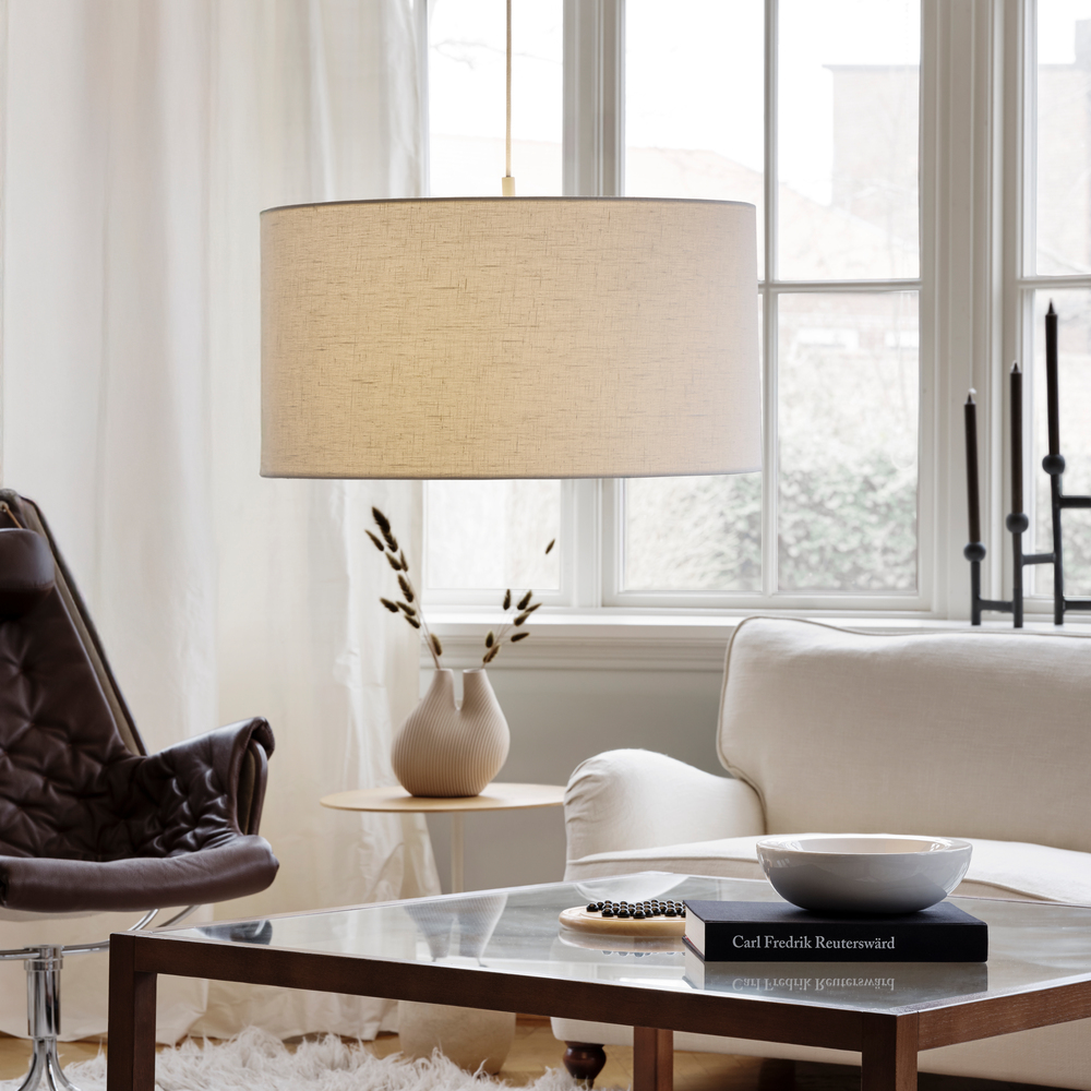 Soft Ø60 Blanc/sable suspension De Belid - La suspension Soft est une lampe &eacute;l&eacute;gante aux formes douces et arrondies qui diffuse une lumi&egrave;re chaleureuse et agr&eacute;able.