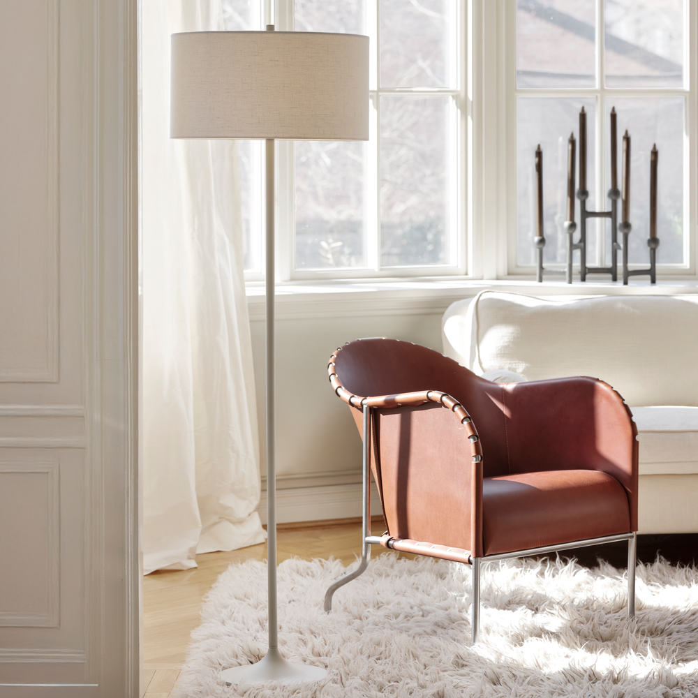 Soft Blanc/sable lampadaire De Belid - Le diffuseur int&eacute;gr&eacute;, en PMMA recycl&eacute; et recyclable, contribue &agrave; une r&eacute;partition uniforme et confortable de la lumi&egrave;re.