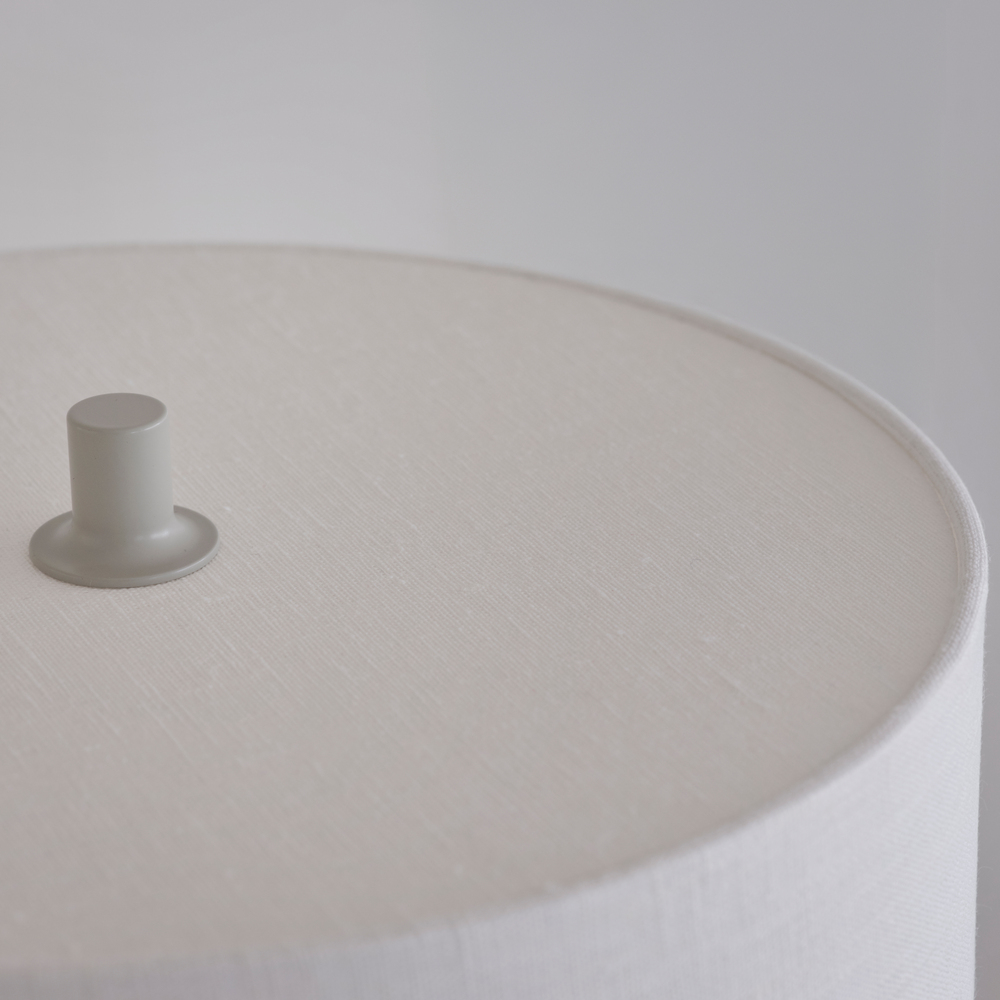 Soft 64cm Blanc/sable lampe de table De Belid - Le diffuseur int&eacute;gr&eacute; en PMMA recycl&eacute; et recyclable assure une r&eacute;partition uniforme et confortable de la lumi&egrave;re.