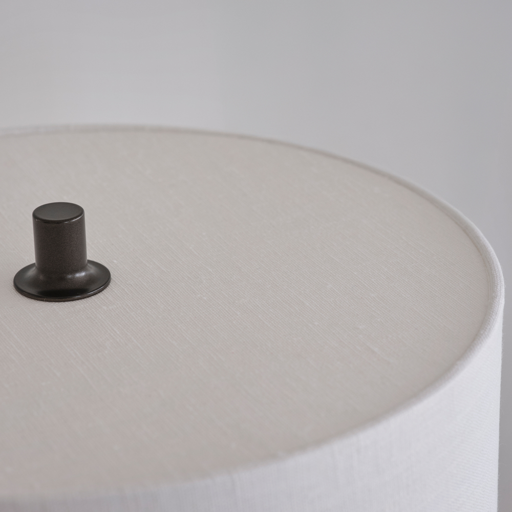 Soft 64cm Blanc/bronze lampe de table De Belid - La texture vibrante du lin filtre la lumi&egrave;re, cr&eacute;ant une ambiance chaleureuse et accueillante, tandis que la finition bronze fonc&eacute; apporte une touche sophistiqu&eacute;e.