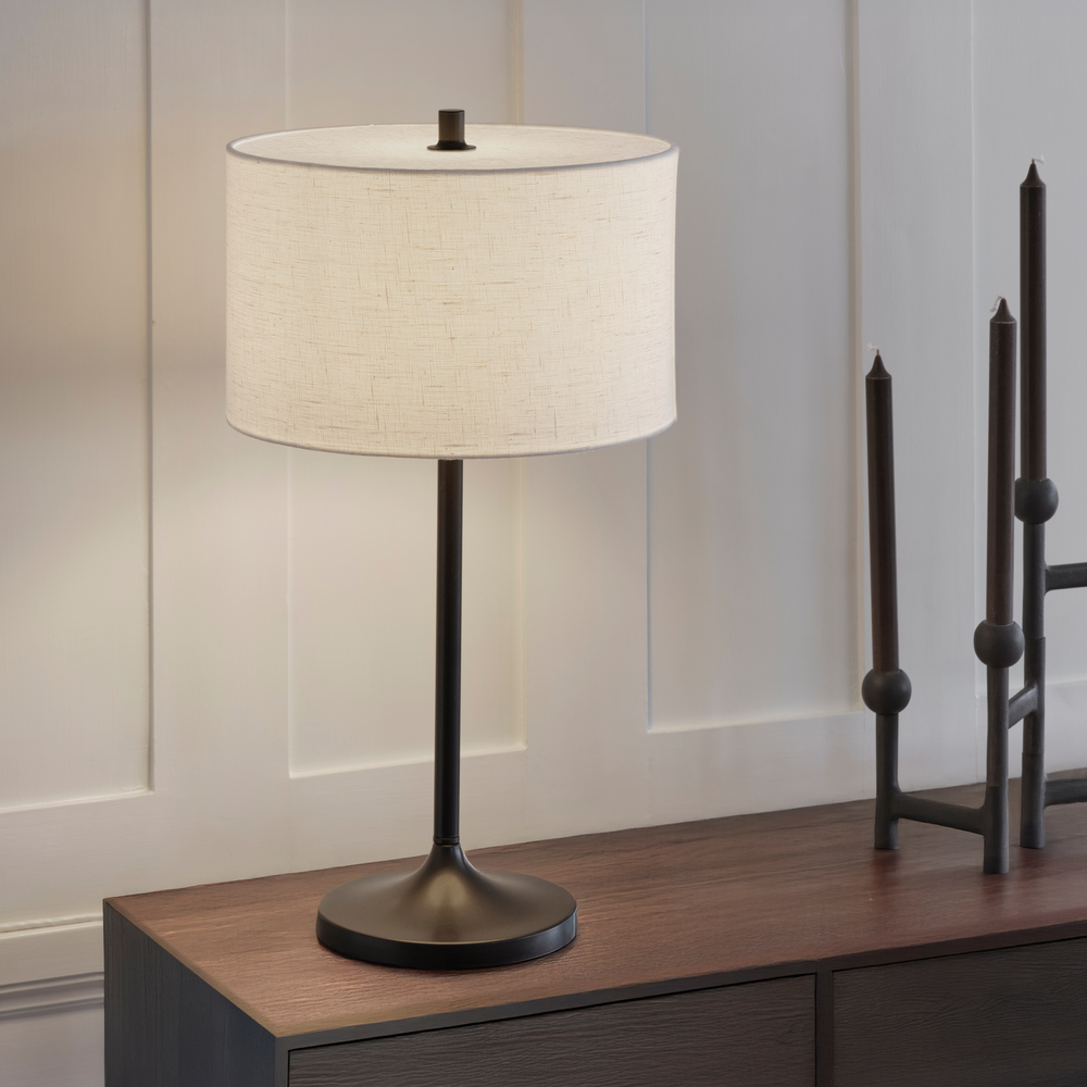 Soft 64cm Blanc/bronze lampe de table De Belid - La texture vibrante du lin filtre la lumi&egrave;re, cr&eacute;ant une ambiance chaleureuse et accueillante, tandis que la finition bronze fonc&eacute; apporte une touche sophistiqu&eacute;e.