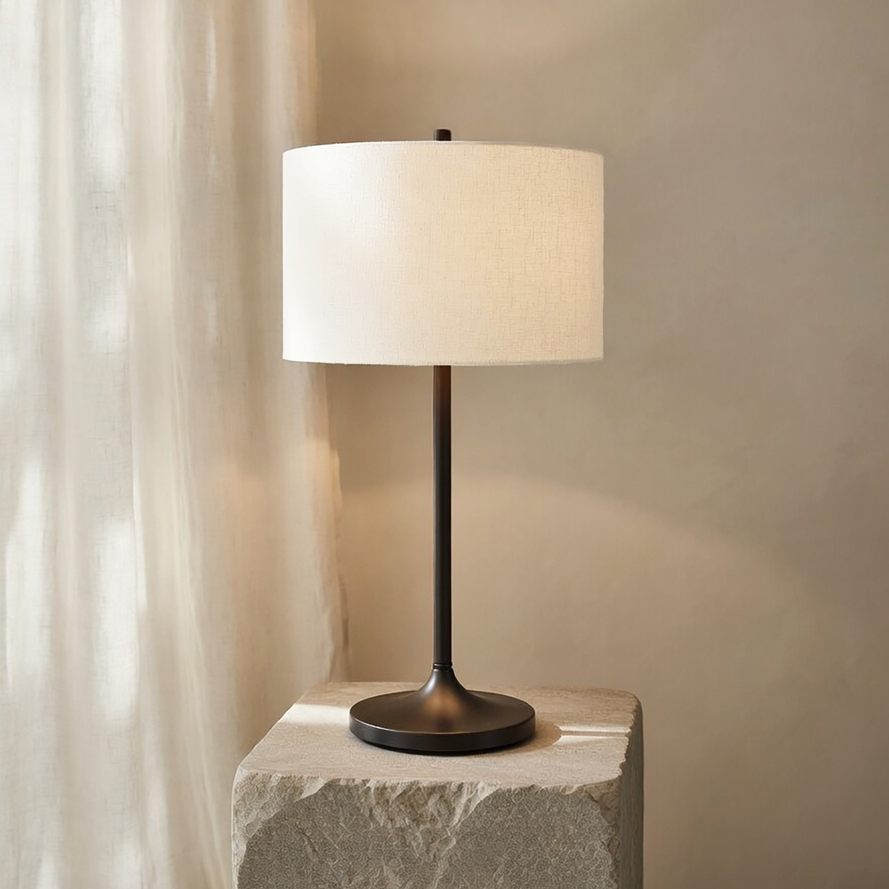 Soft 64cm Blanc/bronze lampe de table De Belid - La texture vibrante du lin filtre la lumi&egrave;re, cr&eacute;ant une ambiance chaleureuse et accueillante, tandis que la finition bronze fonc&eacute; apporte une touche sophistiqu&eacute;e.