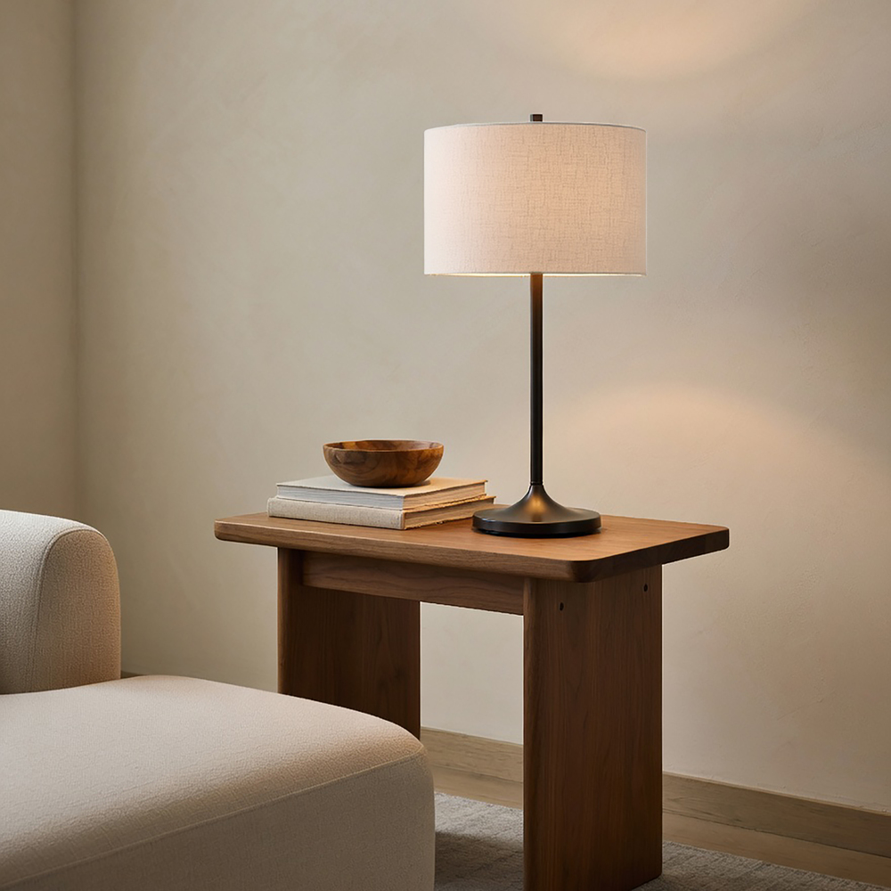 Soft 64cm Blanc/bronze lampe de table De Belid - La texture vibrante du lin filtre la lumi&egrave;re, cr&eacute;ant une ambiance chaleureuse et accueillante, tandis que la finition bronze fonc&eacute; apporte une touche sophistiqu&eacute;e.