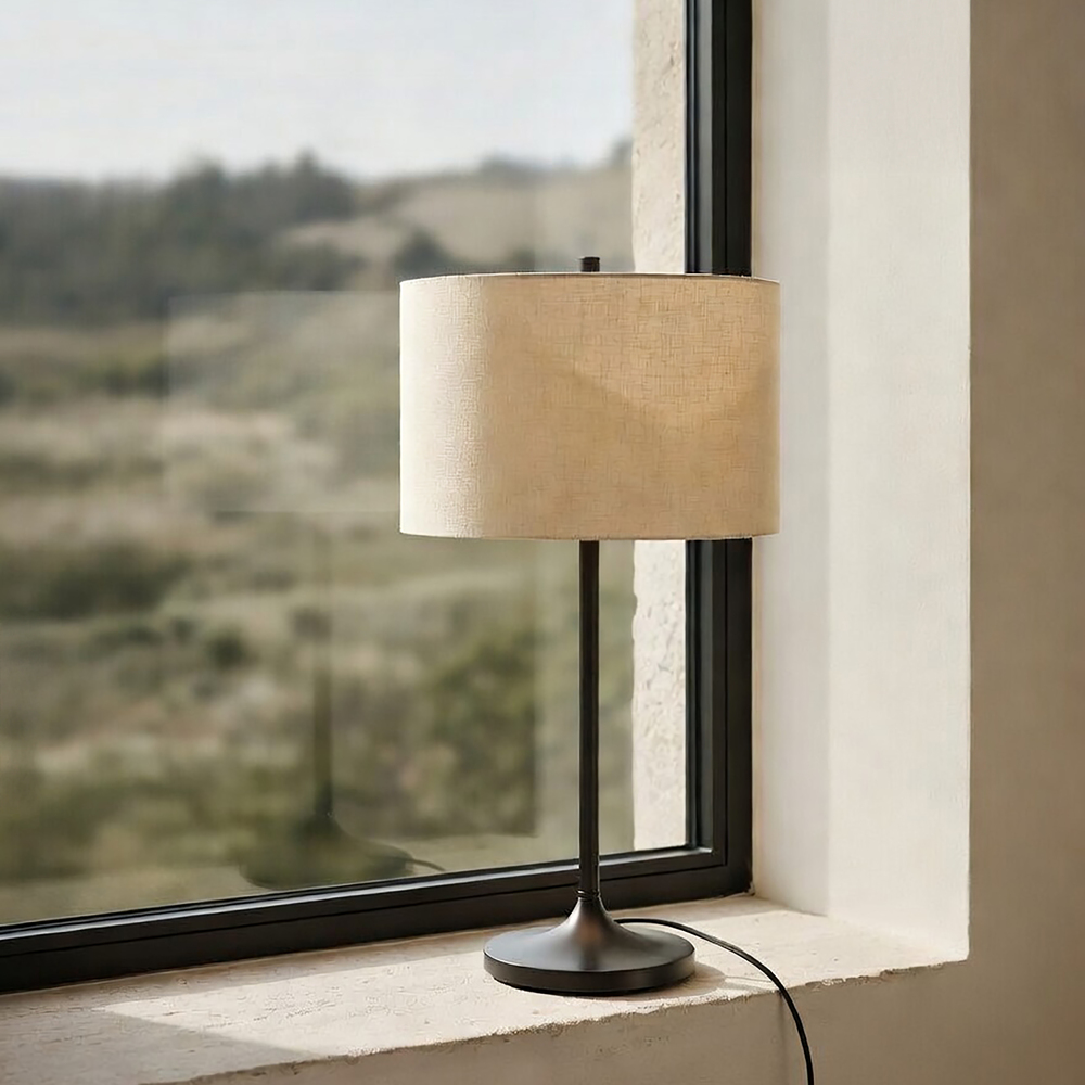 Soft 64cm Nature/bronze lampe de table De Belid - La texture vibrante du lin filtre la lumi&egrave;re, cr&eacute;ant une ambiance chaleureuse et accueillante, tandis que la finition bronze fonc&eacute; apporte une touche d'&eacute;l&eacute;gance.