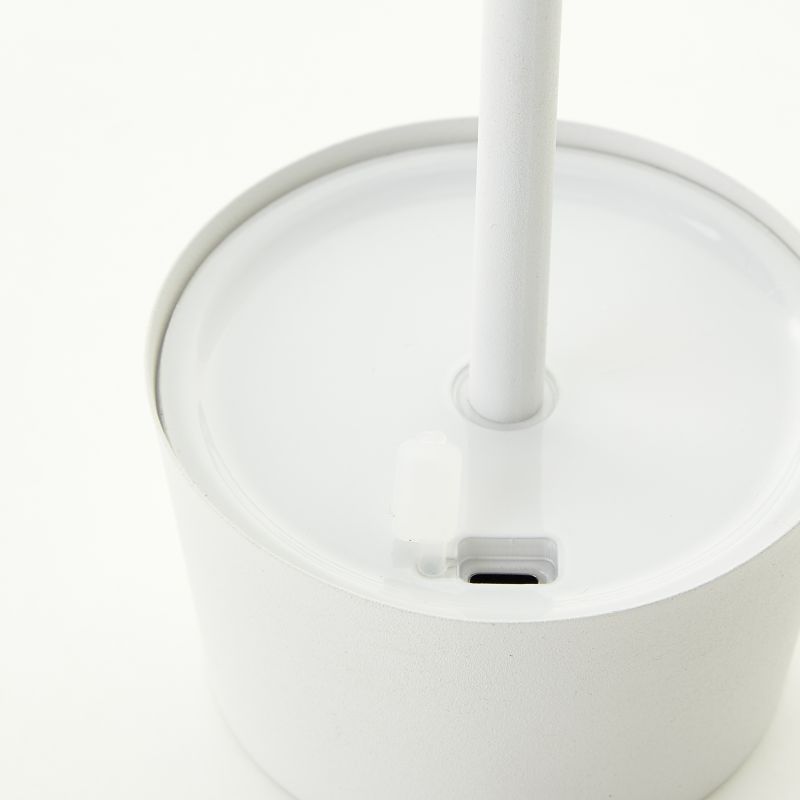 Jona 25cm Blanc portable De Brilliant - Gr&acirc;ce &agrave; son indice de protection IP44, Jona est id&eacute;ale pour une utilisation en ext&eacute;rieur, mais il est conseill&eacute; de la recharger et de la ranger &agrave; l'int&eacute;rieur pour une dur&eacute;e de vie prolong&eacute;e.