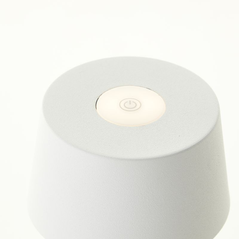 Jona 25cm Blanc portable De Brilliant - Gr&acirc;ce &agrave; son indice de protection IP44, Jona est id&eacute;ale pour une utilisation en ext&eacute;rieur, mais il est conseill&eacute; de la recharger et de la ranger &agrave; l'int&eacute;rieur pour une dur&eacute;e de vie prolong&eacute;e.