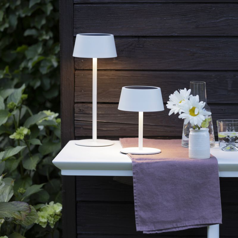 Picco 30cm Blanc lampe solaire De Brilliant - Gr&acirc;ce &agrave; son indice de protection IP44, la lampe est &eacute;tanche aux &eacute;claboussures et &agrave; la poussi&egrave;re, ce qui en fait un choix fiable pour le jardin, le balcon ou la terrasse.