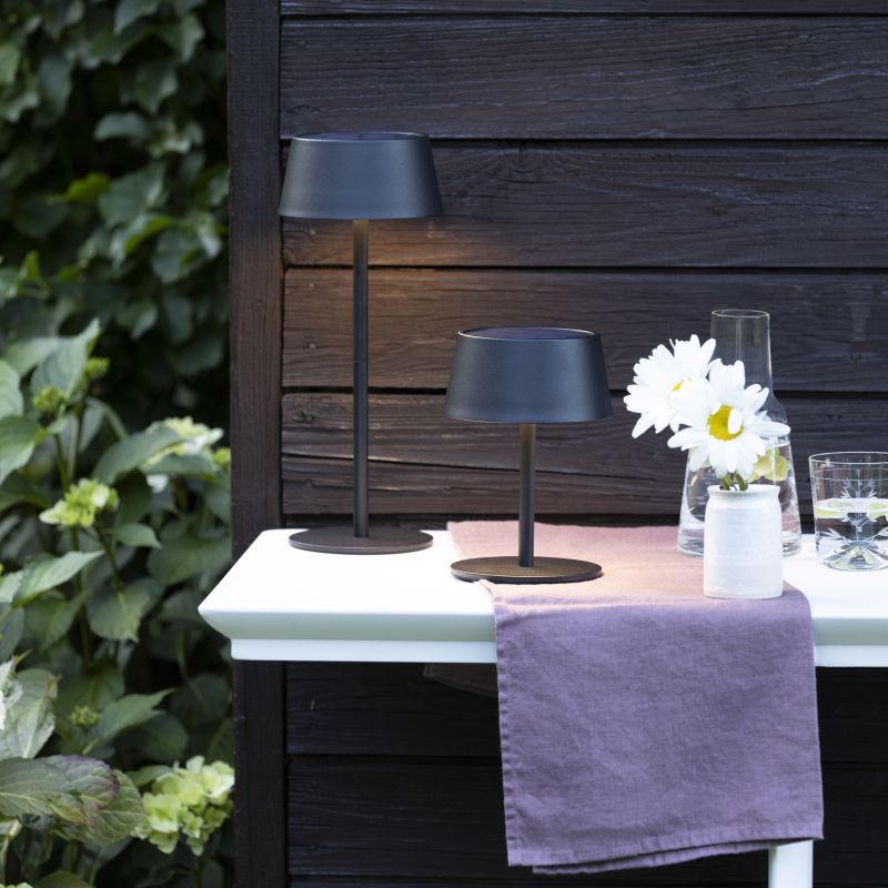 Picco 30cm Noir lampe solaire De Brilliant - Gr&acirc;ce &agrave; son indice de protection IP44, la lampe est &eacute;tanche aux &eacute;claboussures et &agrave; la poussi&egrave;re, ce qui en fait un choix fiable pour votre jardin, votre balcon ou votre terrasse.
