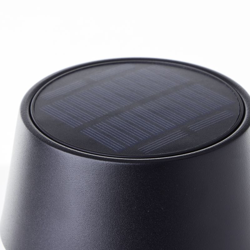 Picco 30cm Noir lampe solaire De Brilliant - Gr&acirc;ce &agrave; son indice de protection IP44, la lampe est &eacute;tanche aux &eacute;claboussures et &agrave; la poussi&egrave;re, ce qui en fait un choix fiable pour votre jardin, votre balcon ou votre terrasse.