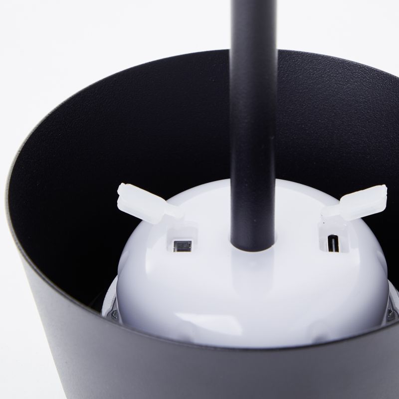 Picco 30cm Noir lampe solaire De Brilliant - Gr&acirc;ce &agrave; son indice de protection IP44, la lampe est &eacute;tanche aux &eacute;claboussures et &agrave; la poussi&egrave;re, ce qui en fait un choix fiable pour votre jardin, votre balcon ou votre terrasse.
