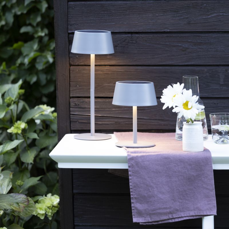 Picco 30cm Gris lampe solaire De Brilliant - Gr&acirc;ce &agrave; son indice de protection IP44, la lampe est &eacute;tanche aux &eacute;claboussures et &agrave; la poussi&egrave;re, ce qui en fait un choix fiable pour votre jardin, votre balcon ou votre terrasse.